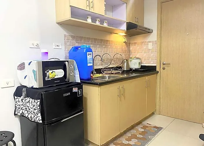 Отель Affordable In Quezon Near Sm North And Solaire